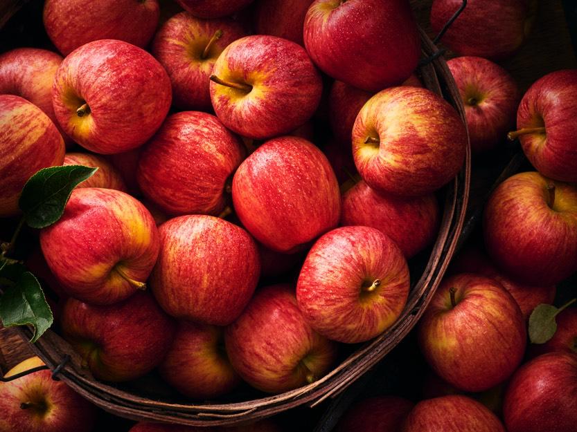 GBApples's tweet image. 🛒🍏 Want to find British apples in your supermarket? 🍎

Look for the Union Jack 🇬🇧✅
Check the white box 📦🔍
Ask the Fresh Produce Manager 🗣️
Keep asking! 🔄👀

Support local growers and enjoy Great British fruits! 🌳🌟 #BritishApples #SupportLocal #ChooseBritish…