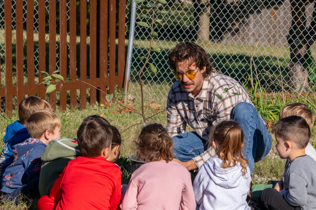 COMOSustain's tweet image. This year, the Office of Sustainability piloted CoMo Canopy — a new tree-planting program helping regrow Columbia’s canopy! 🌿

One highlight? 🌟 Students at The Language Tree Preschool helped plant trees, spread mulch, and learned how to care for them — future urban forest…