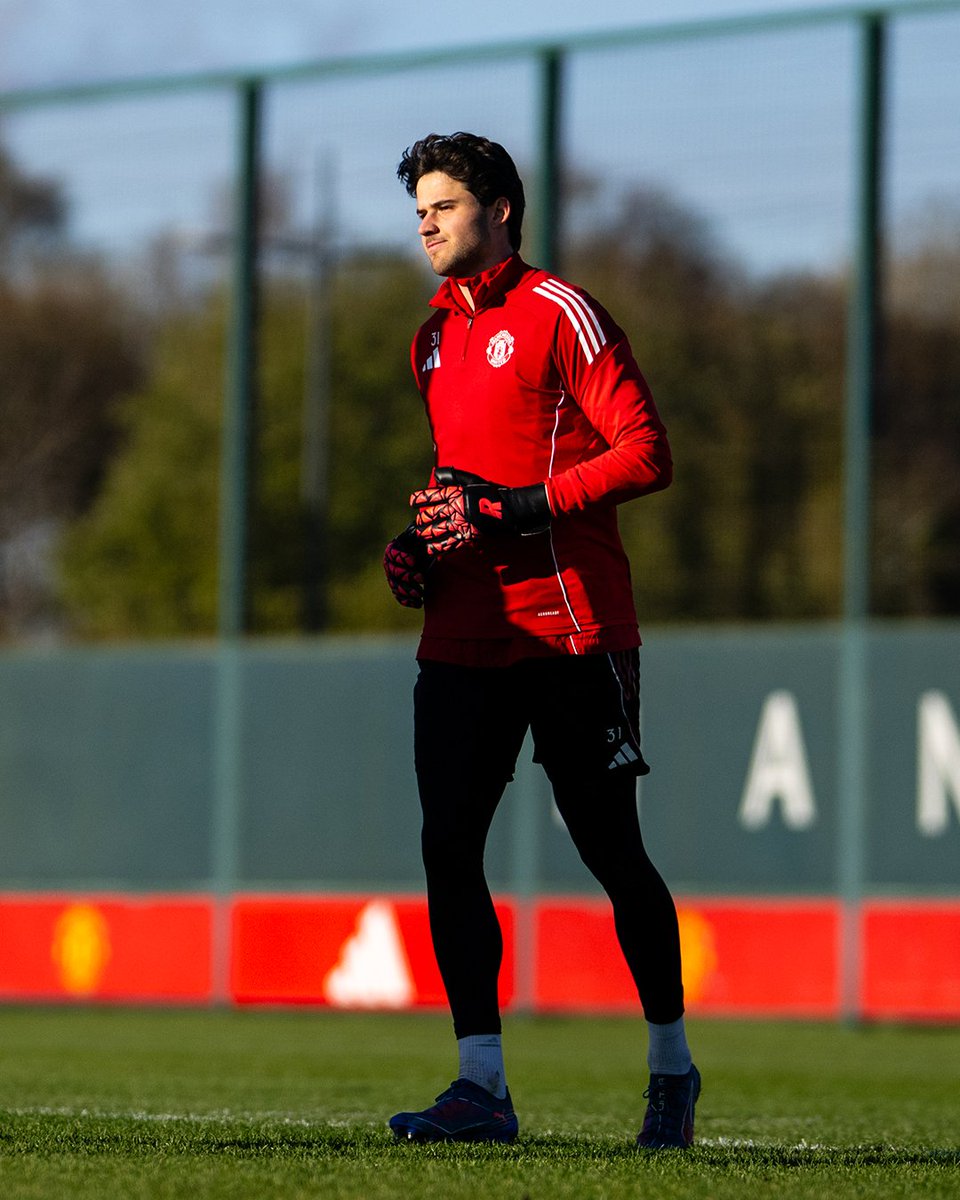 ManUtd's tweet image. Straight to it, lads 👊