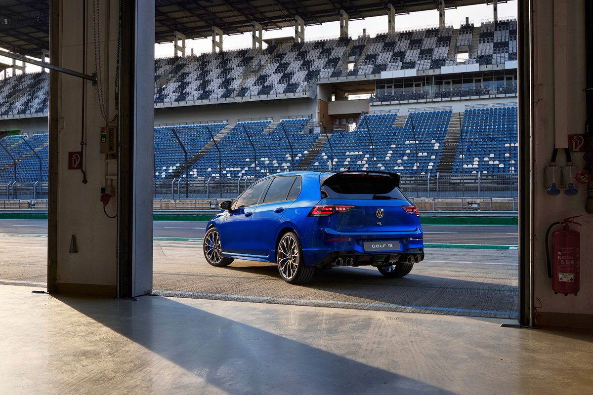 JohnClarkVW's tweet photo. Some shades whisper, but the Golf R in Lapiz Blue makes an entrance.

The everyday hero. #Volkswagen #VWGolf https://t.co/SGqdyskMwP
