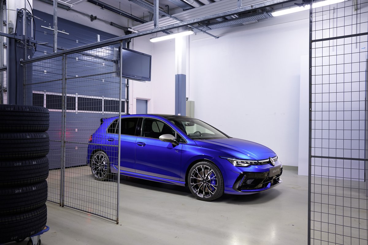 JohnClarkVW's tweet photo. Some shades whisper, but the Golf R in Lapiz Blue makes an entrance.

The everyday hero. #Volkswagen #VWGolf https://t.co/SGqdyskMwP