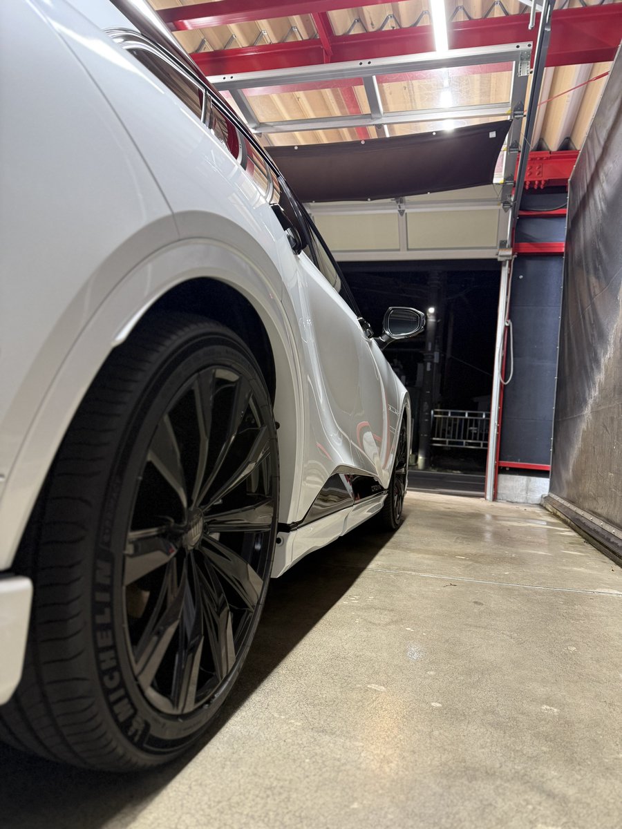 11/22
TOYOTA クラウンスポーツ
✔︎ECOダイヤメンテナンス

コーティング施工から
約一年が経過し汚れの蓄積などが
見受けられた為、メンテナンスを実施いたしました！

固着の多い箇所については
スケール除去を使用しながら
綺麗を追求いたしました✨

この度はご用命いただき