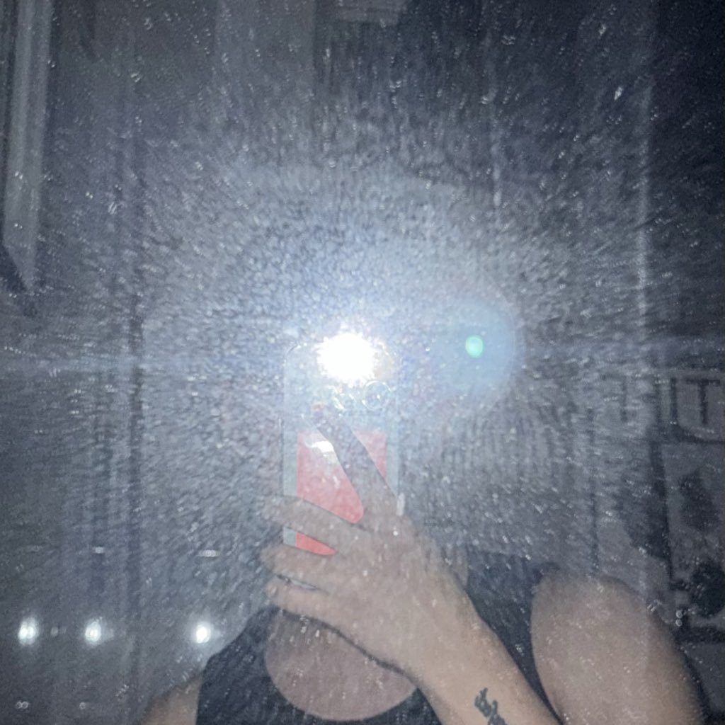 집에서 나가질 않아서 밖에서 찍은 사진이 없냐