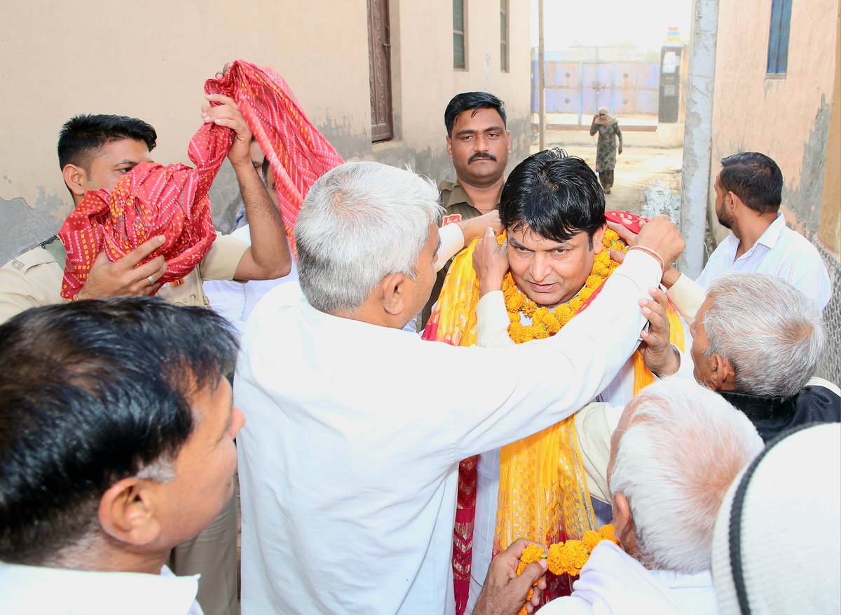 MukeshSharmaGG's tweet image. ✨ आज जींद जिले के गाँव बुवाना में पहुँचने पर गांववासियों ने स्नेह और सम्मान के साथ हार्दिक स्वागत एवं अभिनंदन किया।

🤝 गाँव के लोगों का अपनापन, बुजुर्गों का आशीर्वाद और स्नेह पाकर हृदय वास्तव में भावुक हो उठा।

🙏 समस्त गाँववासियों का हृदय से आभार व्यक्त करता हूँ।

#Jind…