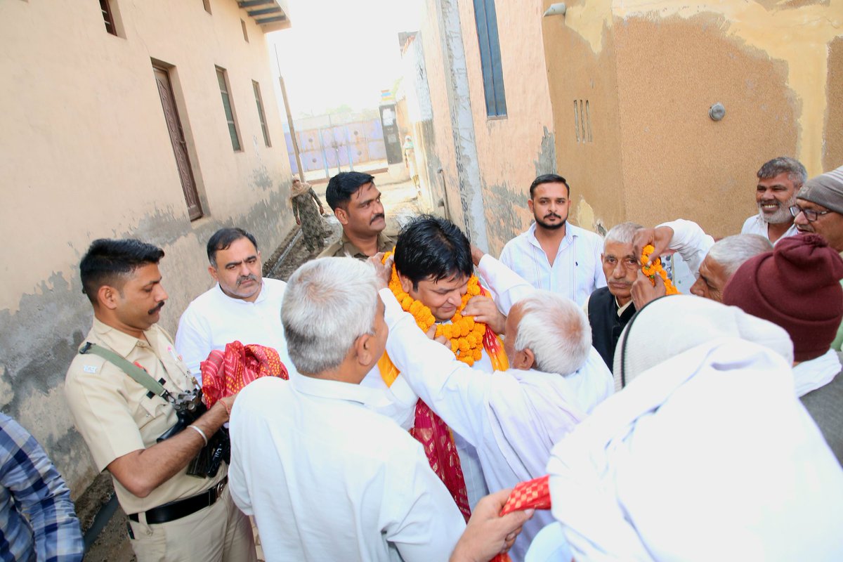 MukeshSharmaGG's tweet image. ✨ आज जींद जिले के गाँव बुवाना में पहुँचने पर गांववासियों ने स्नेह और सम्मान के साथ हार्दिक स्वागत एवं अभिनंदन किया।

🤝 गाँव के लोगों का अपनापन, बुजुर्गों का आशीर्वाद और स्नेह पाकर हृदय वास्तव में भावुक हो उठा।

🙏 समस्त गाँववासियों का हृदय से आभार व्यक्त करता हूँ।

#Jind…