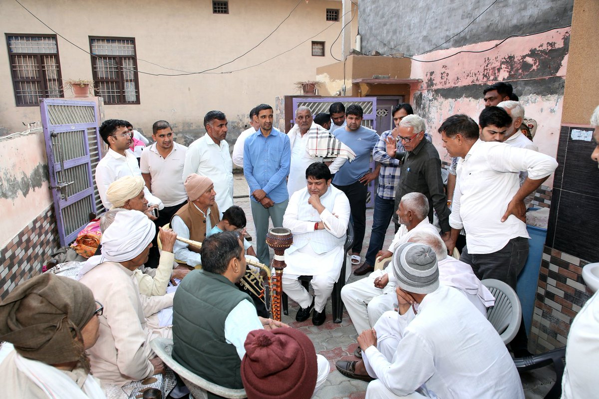 MukeshSharmaGG's tweet image. ✨ आज जींद जिले के गाँव बुवाना में पहुँचने पर गांववासियों ने स्नेह और सम्मान के साथ हार्दिक स्वागत एवं अभिनंदन किया।

🤝 गाँव के लोगों का अपनापन, बुजुर्गों का आशीर्वाद और स्नेह पाकर हृदय वास्तव में भावुक हो उठा।

🙏 समस्त गाँववासियों का हृदय से आभार व्यक्त करता हूँ।

#Jind…