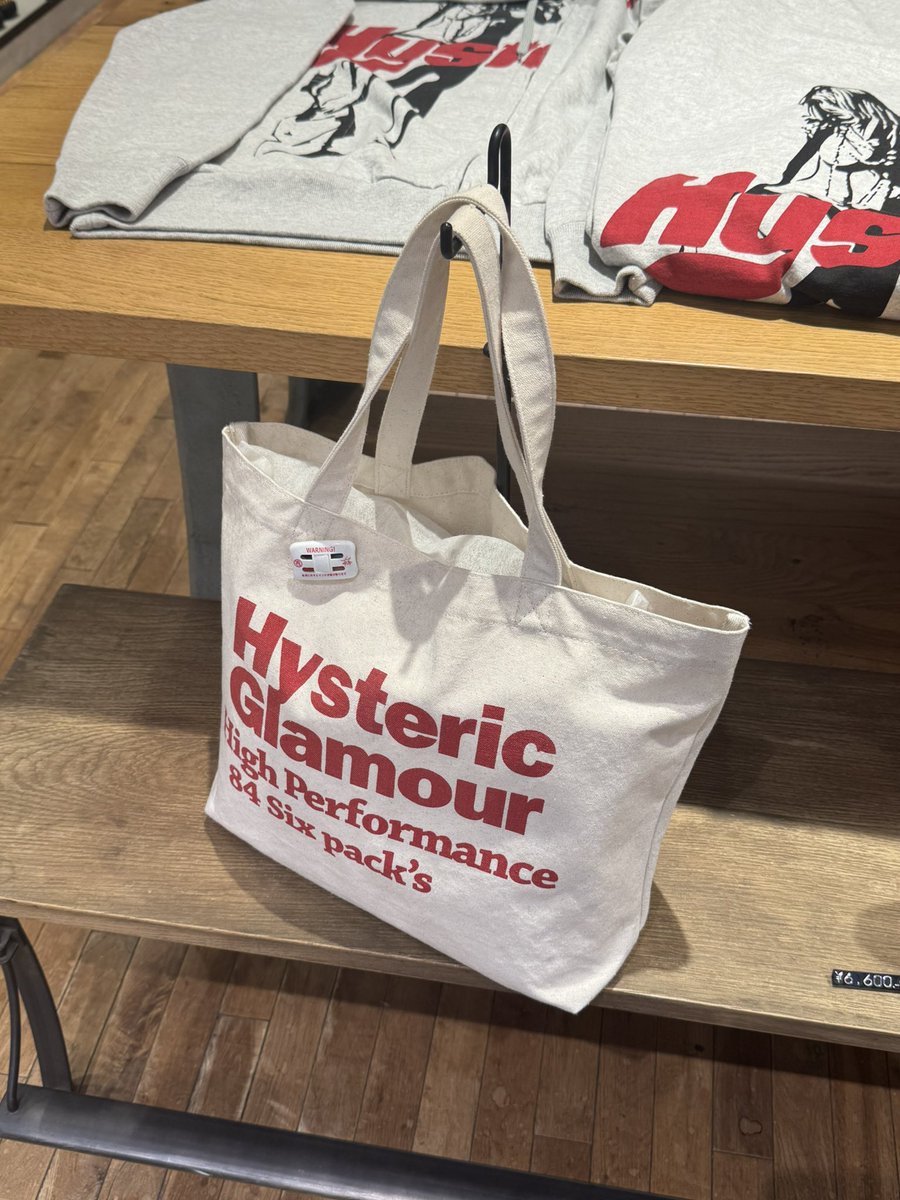 aioueosa's tweet image. 히스테릭글래머

이거 6600엔

어때

에코백이긴 해
로고만 히스테릭그래머이긴해
1 바탕 검정색이였으면 샀다
사진으로 보니까 너무 에코백이네 (에코백이다)