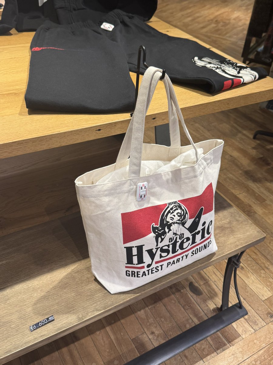 aioueosa's tweet image. 히스테릭글래머

이거 6600엔

어때

에코백이긴 해
로고만 히스테릭그래머이긴해
1 바탕 검정색이였으면 샀다
사진으로 보니까 너무 에코백이네 (에코백이다)