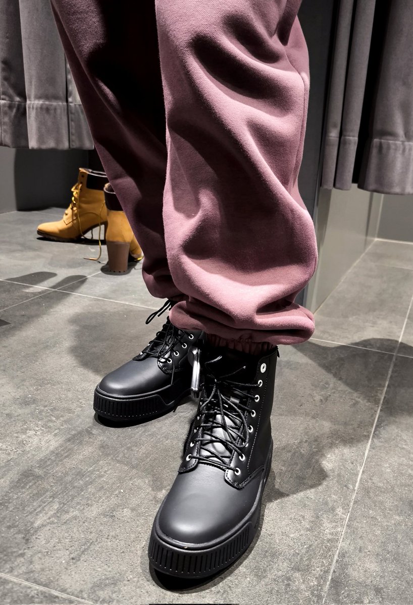 Die glatte Oberfläche meiner neuen Schuhe macht sich gut zum ablecken oder?
Im Hintergrund, meine Stiefel. Welcher Schuh triggert dich mehr Sklave?

#schuhsklave #leckmeineschuhe #shoeslave #bootslave #stiefelsklave #femdom #geldsklave #geldherrin #schuhfetisch #findom #payslave