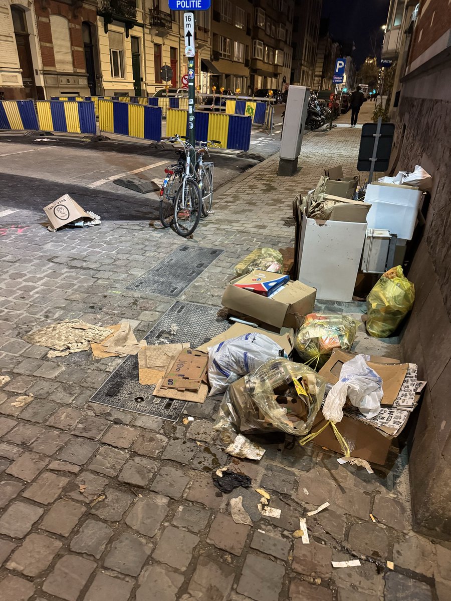 BXLeleration's tweet photo. Lors de travaux, le citoyen est laissé pour compte. Encore et encore, le service public s’arrête et les déchets s’accumulent. Cela devrait être l’inverse : il faut limiter les nuisances autant que possible. #bailli @AnaisMaes @PhilippeClose @STIBMIVB @alainmaron #bxlpropreté https://t.co/5KFj1UbMTf