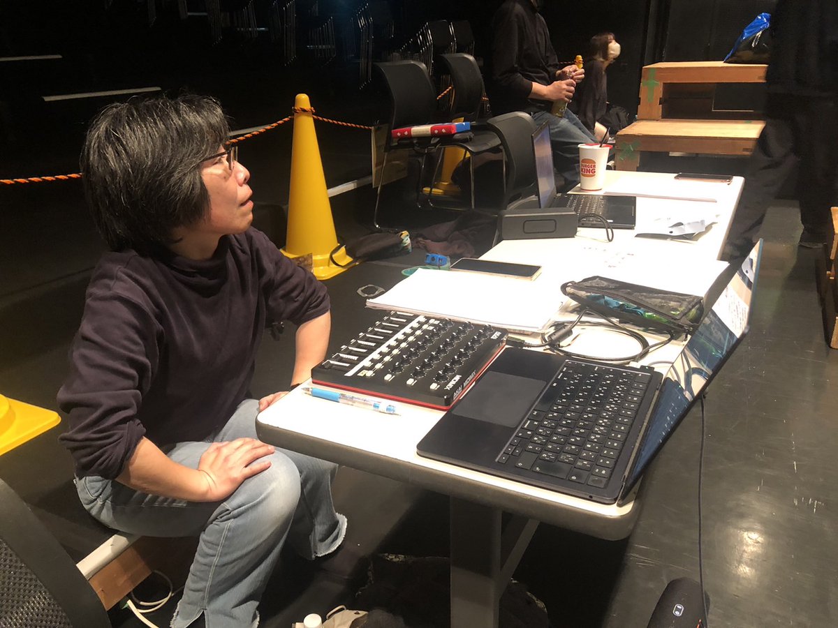 #万博設計16
『#沈む躍れひとり』
＼スタッフ紹介✨／

🔈音響 あなみふみ さん(ウイングフィールド)

稽古にも頻繁に参加してくださり、タイミングの相談からダンスシーンの音作りまで、あなみさんに任せれば安心!音響と息のあった演技をお楽しみに!

11/28-11/30 アイホール
x.gd/bG9S2