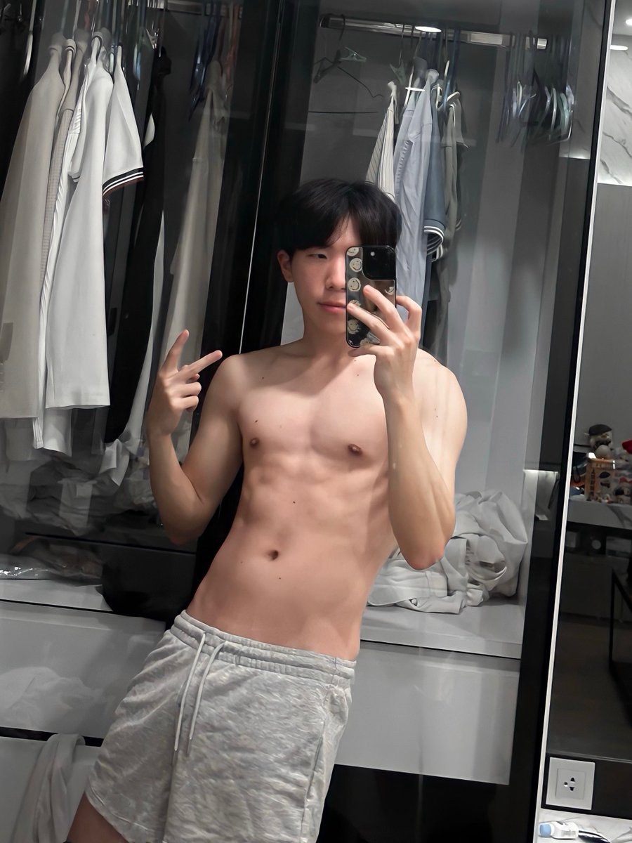 Help me clean up my room pls 🤧