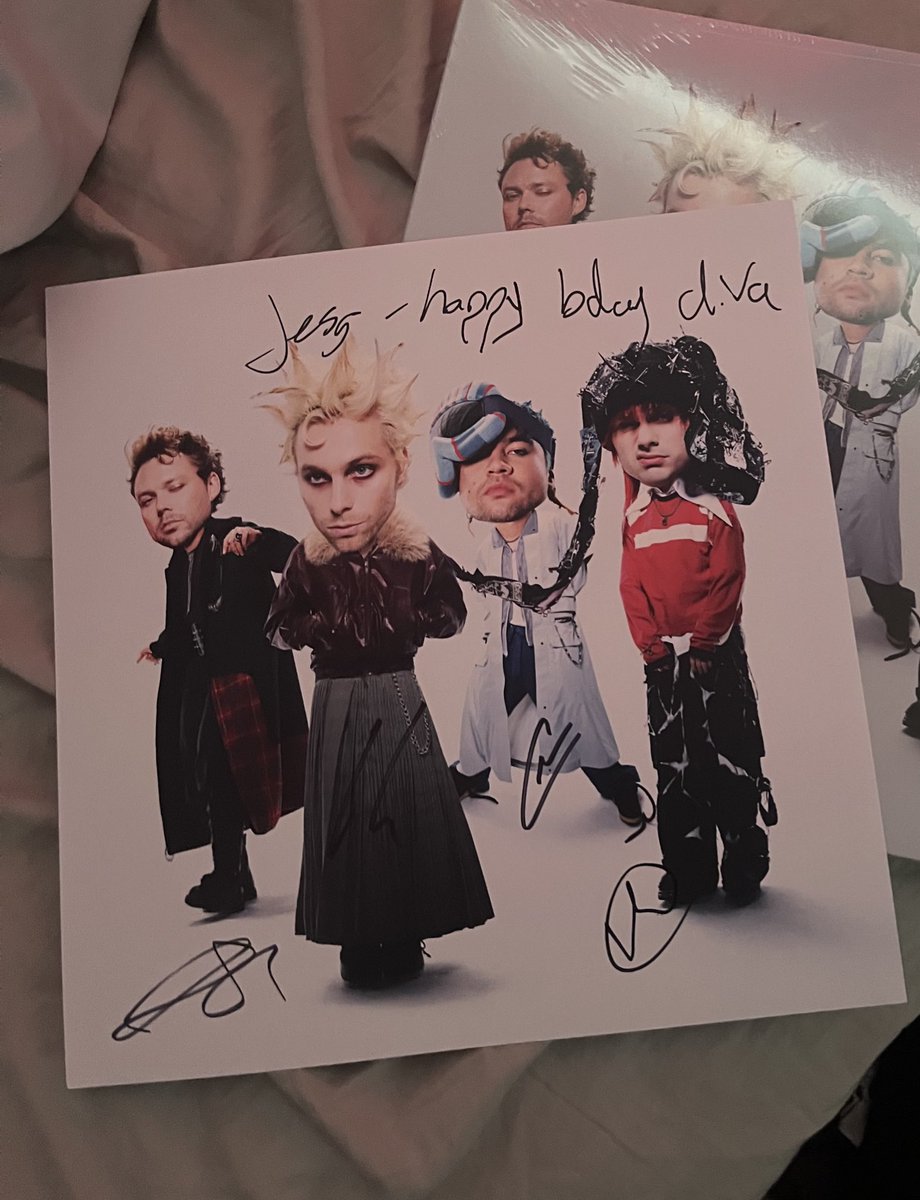 arrayof_light's tweet image. Which one of them forgot the I in diva