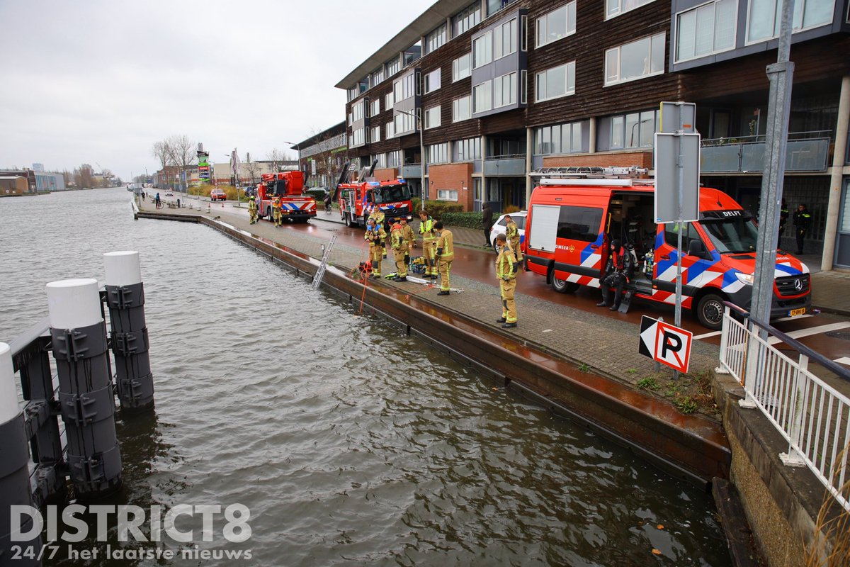 Scooter aangetroffen in Delftse Schie, duiker zoekt naar opzittende