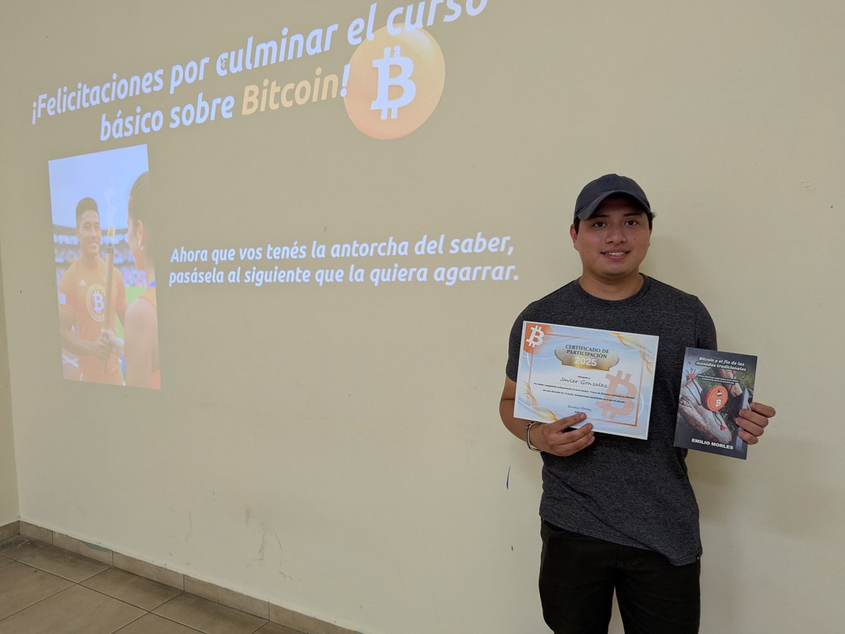 Felicidades a nuestros dos primeros graduados del curso de Finanzas enfocado en bitcoin dirigido a la comunidad de Ahuachapán Centro impartido en el Centro "Alfredo Espino". (Julio - Noviembre 2025)
#sats #bitcoin #btc #ElSalvador #Ahuachapan
Bloque# 924870 🍊💊🇸🇻🎓