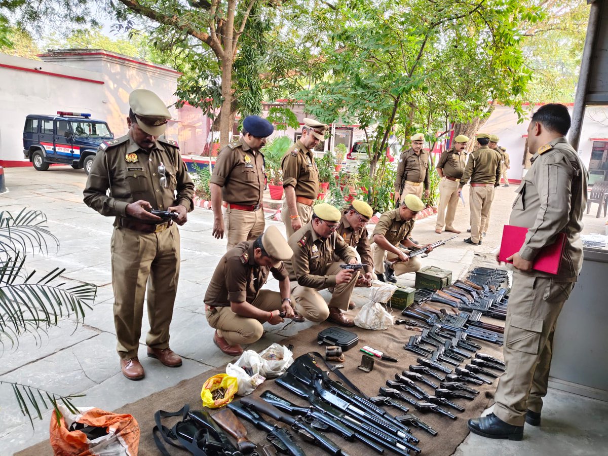 lalitpurpolice's tweet photo. #SPLTP @IPSMdMustaque के निर्देशन में #ADDSPLTP
@kaloosingh द्वारा थाना तालबेहट का किया गया वार्षिक निरीक्षण  ।  ➡️निरीक्षण के दौरान थाना कार्यालय के रजिस्टर, ई-मालखाना, मैस, आदि का निरीक्षण कर, अपराध एवं अपराधियों पर प्रभावी अंकुश लगाने के सम्बन्ध में दिशा-निर्देश दिये गये । https://t.co/Rbcg3lddV9