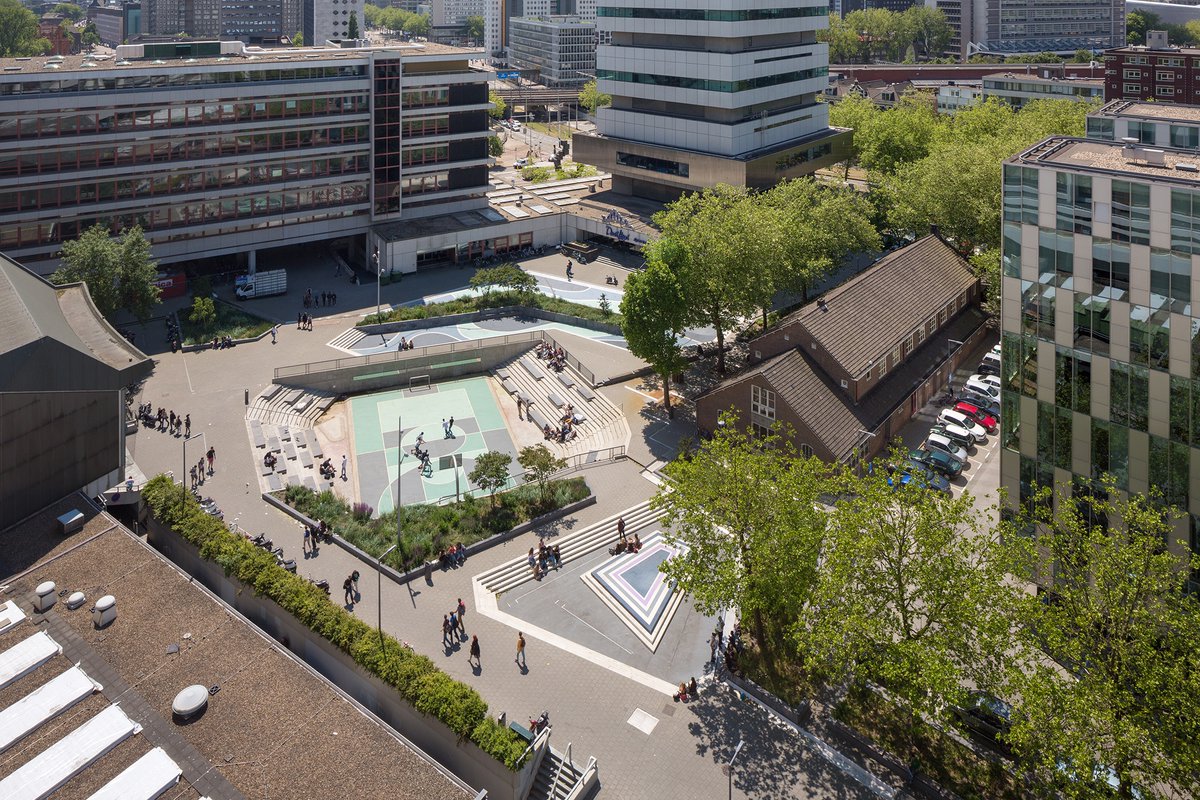giraldeo's tweet image. Esta plaza se llama &apos;Waterplein Benthemplein&apos; y está en Róterdam, Países Bajos. A simple vista parece una plaza cívica cualquiera, pero, además de eso, es en realidad una potente infraestructura muy ingeniosa y necesaria para la ciudad. Sigue el hilo, porque no te lo imaginas.🧵
