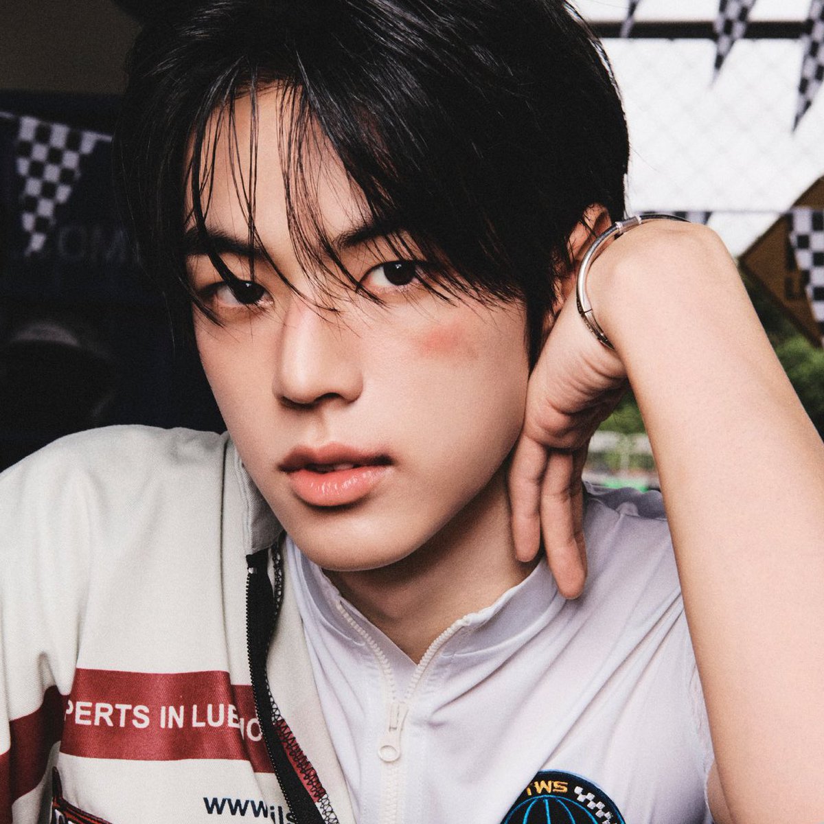 형한테는 블랙 유니폼
동생한테는 화이트 유니폼
입혀놓은 것 봐