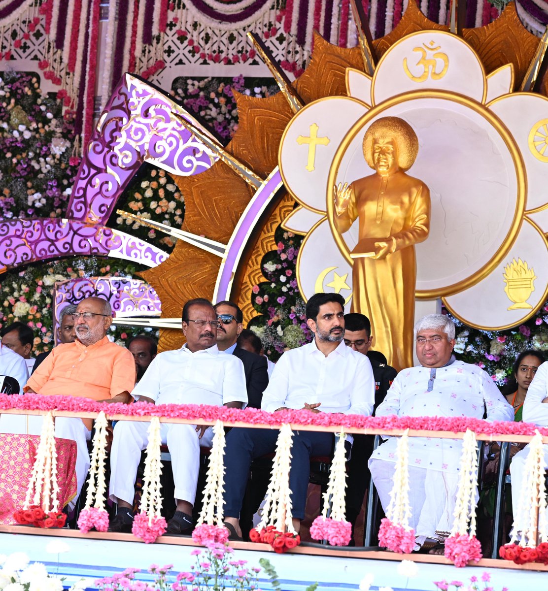 naralokesh's tweet image. #100YearsofSriSathyaSai 
Honoured to have participated in Bhagawan Sri Sathya Sai Baba’s grand Centenary Celebrations at the Hill View Stadium in Puttaparthi today. Vice President, Sri C.P. Radhakrishnan Garu, graced the celebrations as the chief guest. It was a moment of great…