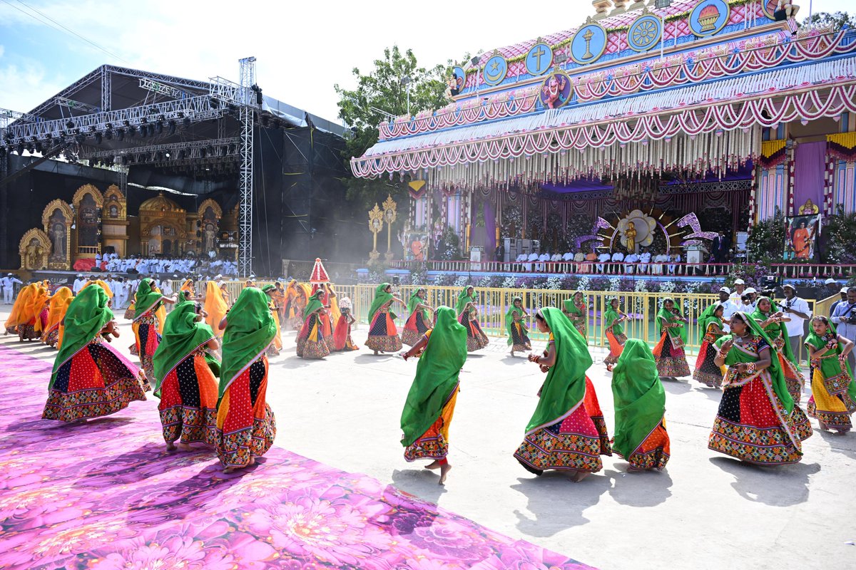 naralokesh's tweet image. #100YearsofSriSathyaSai 
Honoured to have participated in Bhagawan Sri Sathya Sai Baba’s grand Centenary Celebrations at the Hill View Stadium in Puttaparthi today. Vice President, Sri C.P. Radhakrishnan Garu, graced the celebrations as the chief guest. It was a moment of great…