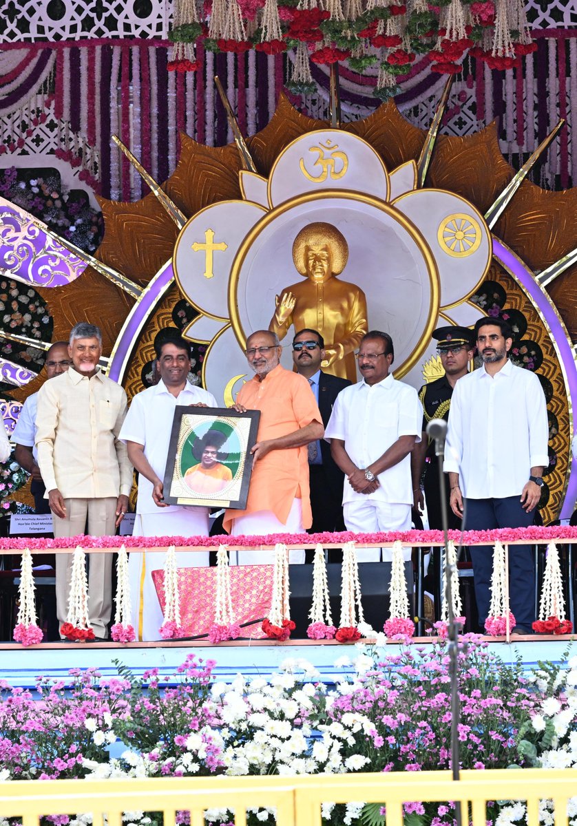 naralokesh's tweet image. #100YearsofSriSathyaSai 
Honoured to have participated in Bhagawan Sri Sathya Sai Baba’s grand Centenary Celebrations at the Hill View Stadium in Puttaparthi today. Vice President, Sri C.P. Radhakrishnan Garu, graced the celebrations as the chief guest. It was a moment of great…