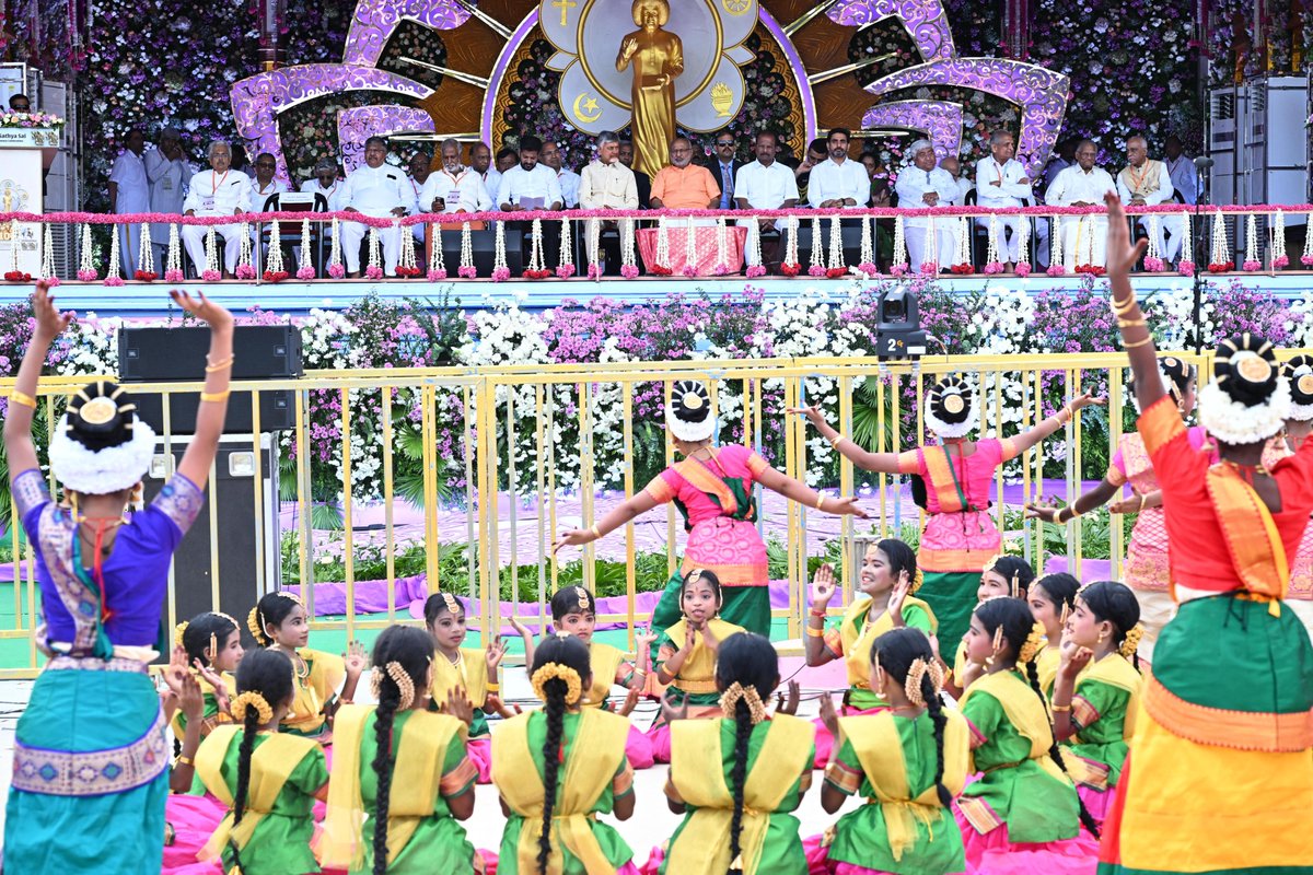 naralokesh's tweet image. #100YearsofSriSathyaSai 
Honoured to have participated in Bhagawan Sri Sathya Sai Baba’s grand Centenary Celebrations at the Hill View Stadium in Puttaparthi today. Vice President, Sri C.P. Radhakrishnan Garu, graced the celebrations as the chief guest. It was a moment of great…