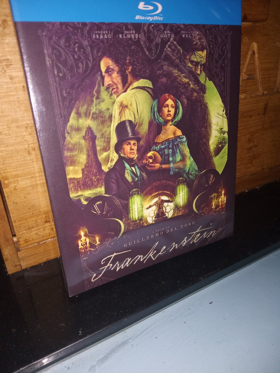 Backagainthird's tweet image. Today&apos;s delivery. I didn&apos;t get the chance to see it at the cinema, so I&apos;m looking forward to watching Del Toro&apos;s vision of this classic Gothic horror.