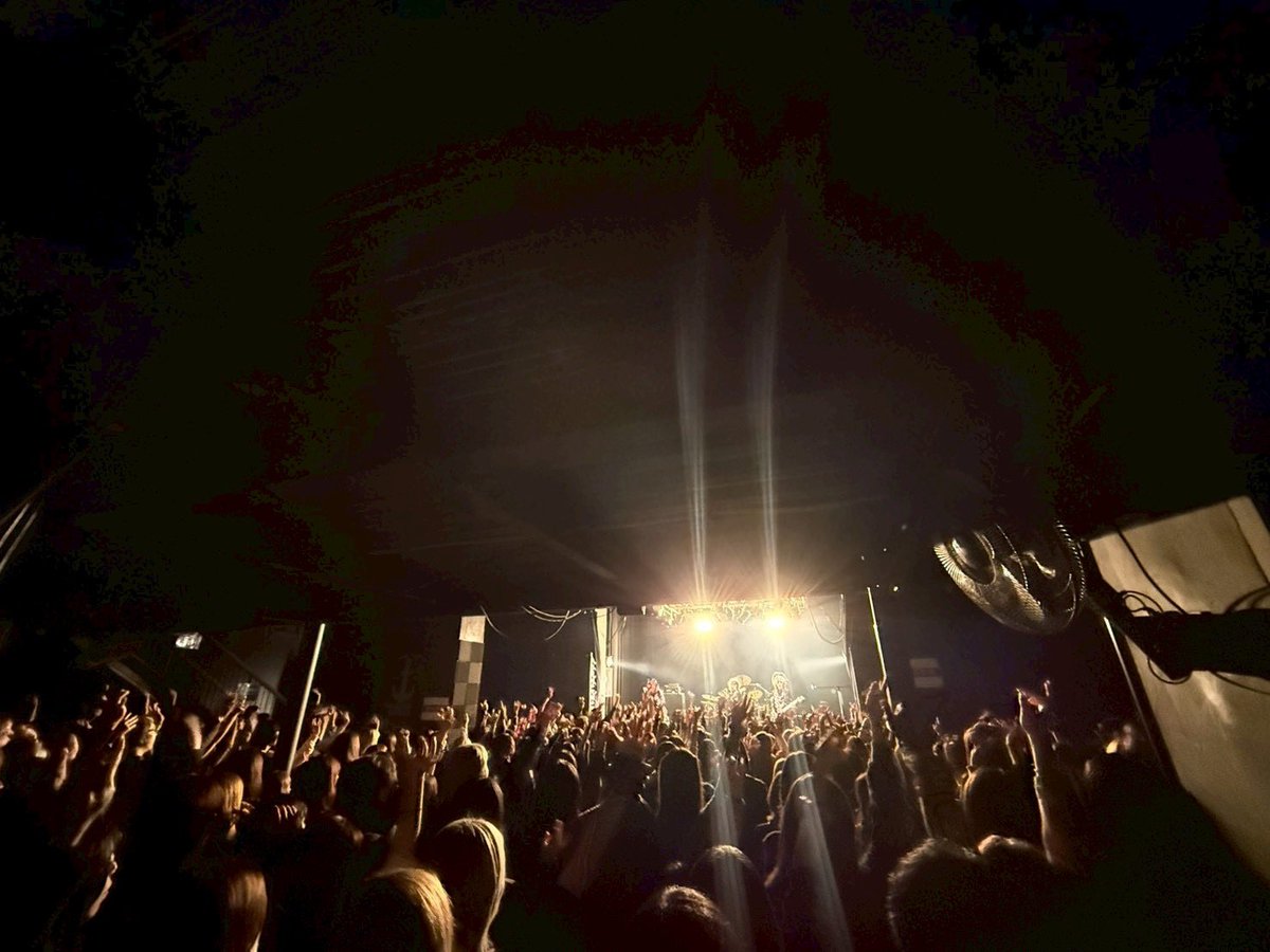 Royz_official's tweet photo. Royz×甘い暴力 2MAN TOUR 「ちちんぷいぷい。」神戸公演お疲れ様でした！そしてソールドアウトありがとうございました㊗️🎉本日は無修正を披露💚🪽次は関西ラスト、大阪公演！よろしくお願いします🔥🔥🔥🔥 https://t.co/wqtQV3LfxL