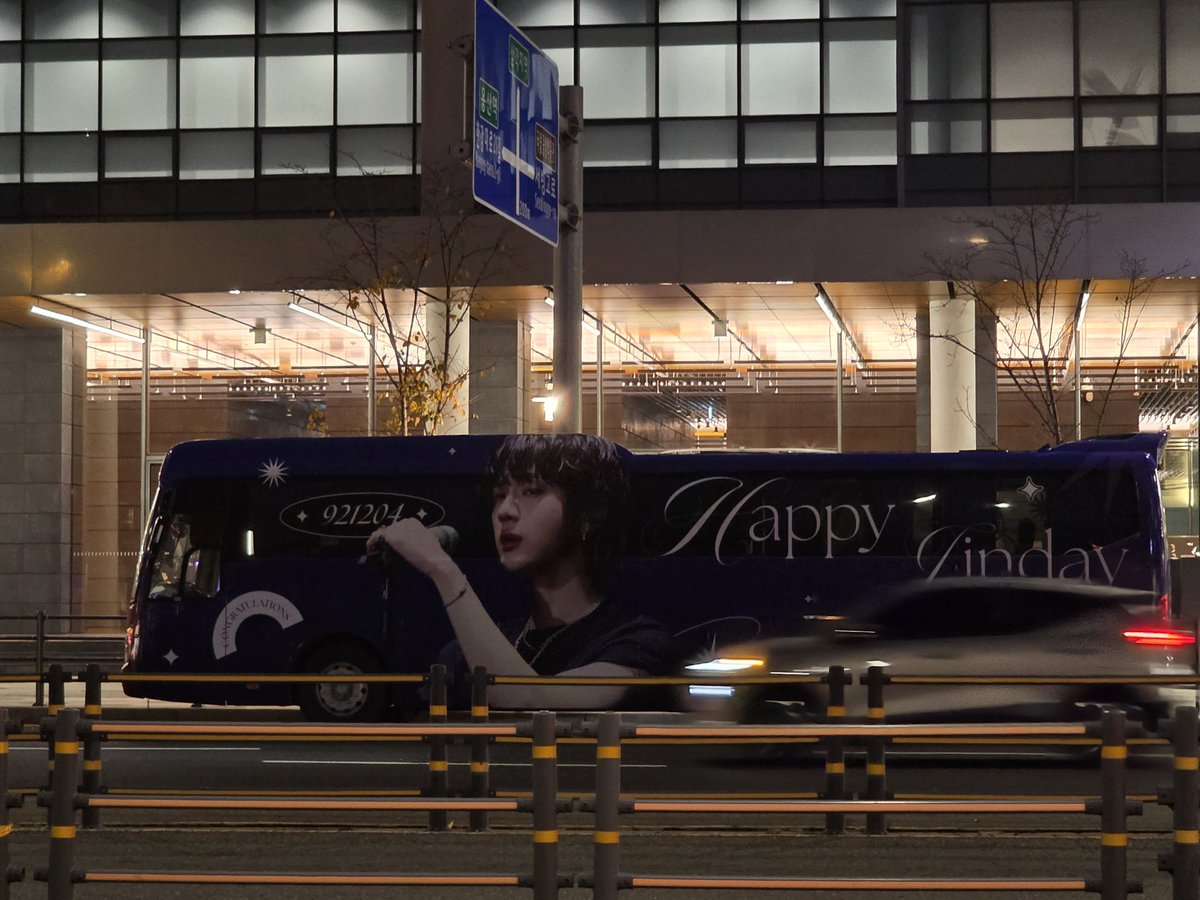 하이브앞에서 만난 버스 
너무 반갑고 너무 이뻤어요 
#Happly_ever_after