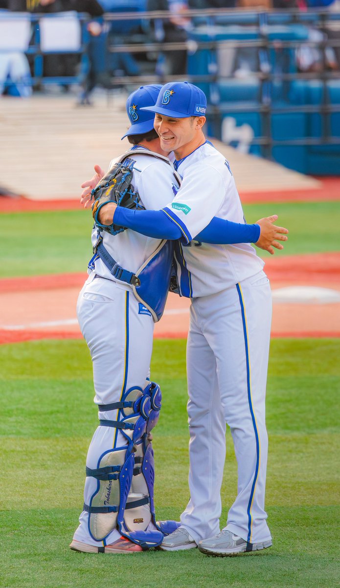 r_t_bay's tweet image. ベイスターズのユニフォーム姿では最後となる光の抱擁

お元気で

#伊藤光 #baystars #ベイブルーフェス