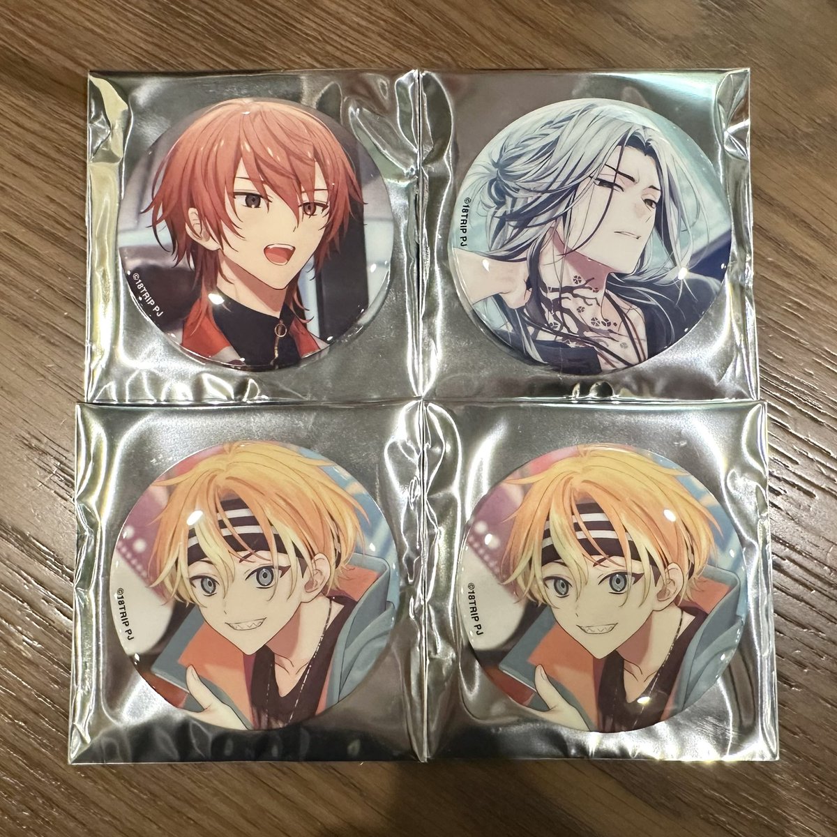 f_u_a_i_8_'s tweet image. ［   交換   ］

18TRIP   エイトリ
缶バッジ   キャラバッジ   Vol.6

〔 譲 〕   練牙 ，礼光 ，あく太 ，糖衣

〔 求 〕   同種  雪風 , 千弥

⟡  初回様プロカ任意
⟡  11月24日(月)池袋お手渡し優先

・  出先のためIDなし
・  求は各１点ずつ

お気軽にお声がけください 🪄︎︎•.✦