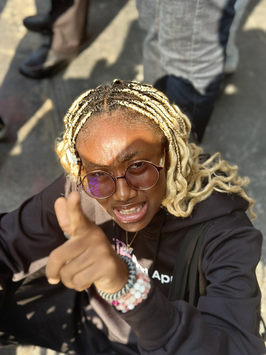 Ellonchain's tweet image. You!
Yes you!
Tell me why your MacBook cannot be called  “Laptop” 😒😩