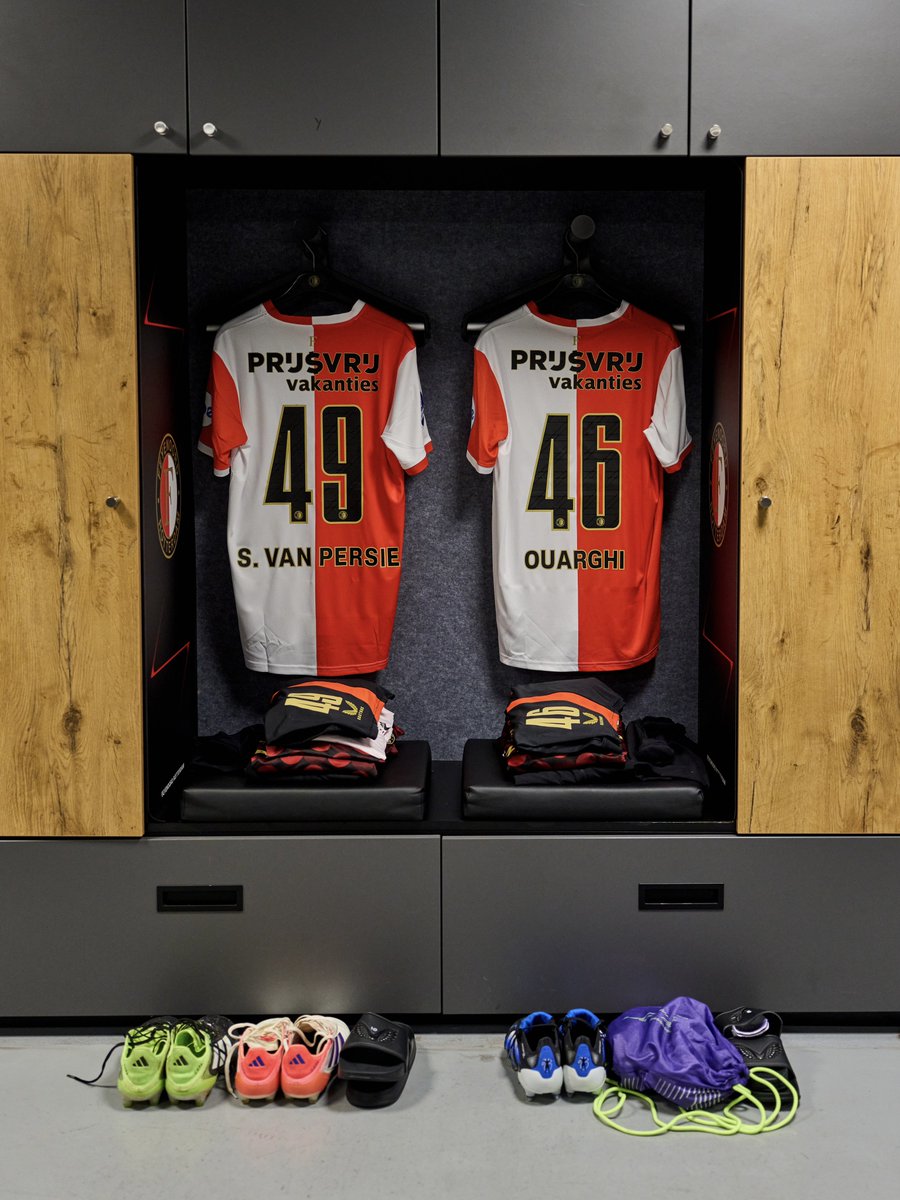 Feyenoord's tweet image. 𝗦𝗾𝘂𝗮𝗱 𝗱𝗲𝗯𝘂𝘁 ✌️

4️⃣6️⃣ Ayoub Ouarghi
4️⃣9️⃣ Shaqueel van Persie

Powered by #FeyenoordAcademy 🙂‍↕️