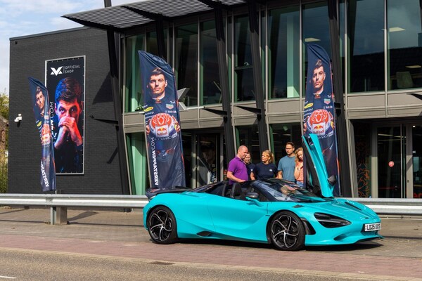 AutoWeek's tweet image. Na 15 jaar heeft het moderne McLaren een zekere magie maar die F1 komt altijd ter sprake, we gaan met een McLaren 750 S Spider naar de supercarspottersplek van Duitsland. autoweek.nl/autotests/arti…