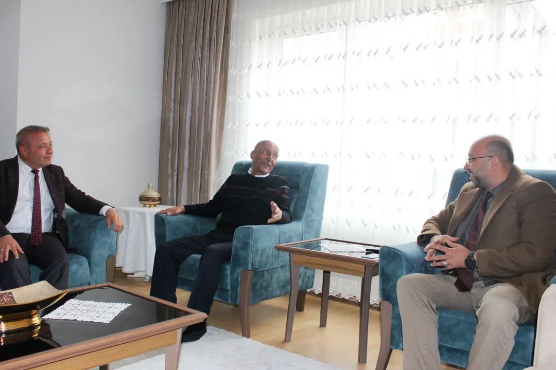 elbistanmem's tweet photo. Şube Müdürlerimiz; emekli öğretmenlerimizden Ahmet Şahin ve Hacı Ahmet Arıkan'ı 24 Kasım Öğretmenler Günü münasebetiyle evlerinde ziyaret ederek, uzun yıllar boyunca eğitime sundukları hizmetlerden dolayı teşekkür ederek, öğretmenler günlerini kutlandılar.
#hatıranyeter @tcmeb https://t.co/e4eJ0xRlKc