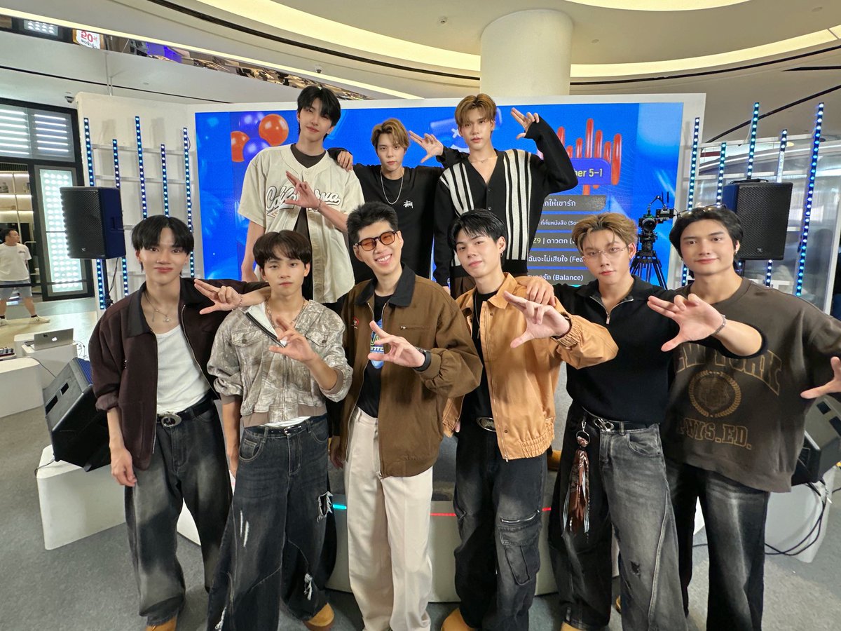 LE7EL_Official's tweet image. ขอบคุณ @TMCcountdown ที่ชวนพวกเรา LE7EL มาพูดคุย เล่นเกมสนุก ๆ และได้เจอกับทุกคนนะครับ ที่สำคัญขอบคุณทุกคนที่มาหากัน รวมถึงคนที่ชมผ่านไลฟ์ด้วยนะค้าบ คิดถึงทุกคนมาก ๆ เดินทางกลับบ้านปลอดภัยครับผม🖤✨

#LE7EL
#TMCLIVExLE7EL #TMC2025
#ThailandMusicCountdown