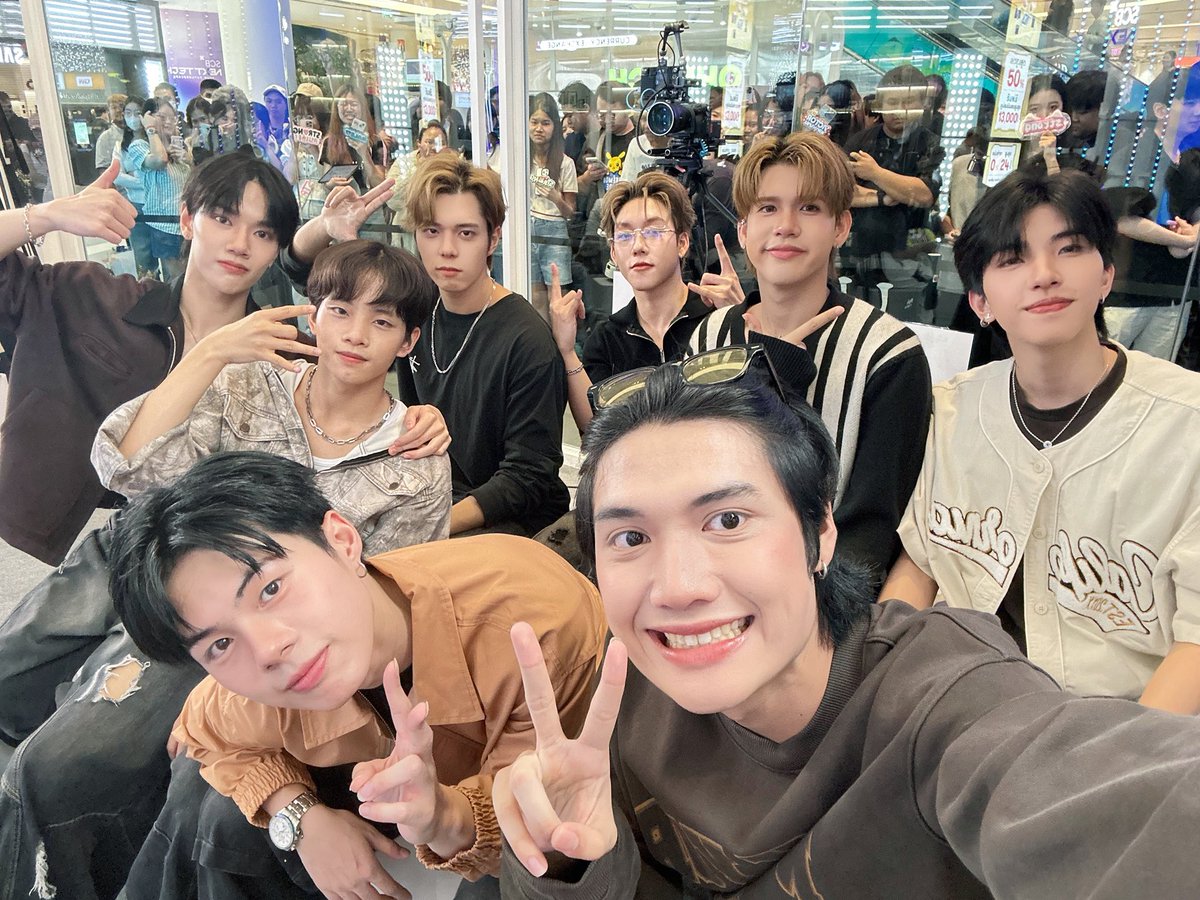 LE7EL_Official's tweet image. ขอบคุณ @TMCcountdown ที่ชวนพวกเรา LE7EL มาพูดคุย เล่นเกมสนุก ๆ และได้เจอกับทุกคนนะครับ ที่สำคัญขอบคุณทุกคนที่มาหากัน รวมถึงคนที่ชมผ่านไลฟ์ด้วยนะค้าบ คิดถึงทุกคนมาก ๆ เดินทางกลับบ้านปลอดภัยครับผม🖤✨

#LE7EL
#TMCLIVExLE7EL #TMC2025
#ThailandMusicCountdown