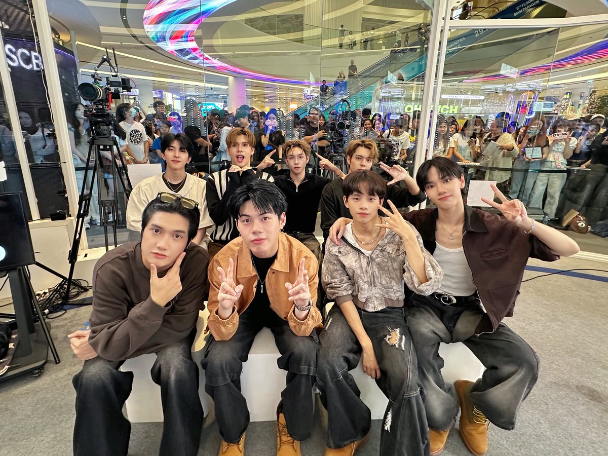 LE7EL_Official's tweet image. ขอบคุณ @TMCcountdown ที่ชวนพวกเรา LE7EL มาพูดคุย เล่นเกมสนุก ๆ และได้เจอกับทุกคนนะครับ ที่สำคัญขอบคุณทุกคนที่มาหากัน รวมถึงคนที่ชมผ่านไลฟ์ด้วยนะค้าบ คิดถึงทุกคนมาก ๆ เดินทางกลับบ้านปลอดภัยครับผม🖤✨

#LE7EL
#TMCLIVExLE7EL #TMC2025
#ThailandMusicCountdown