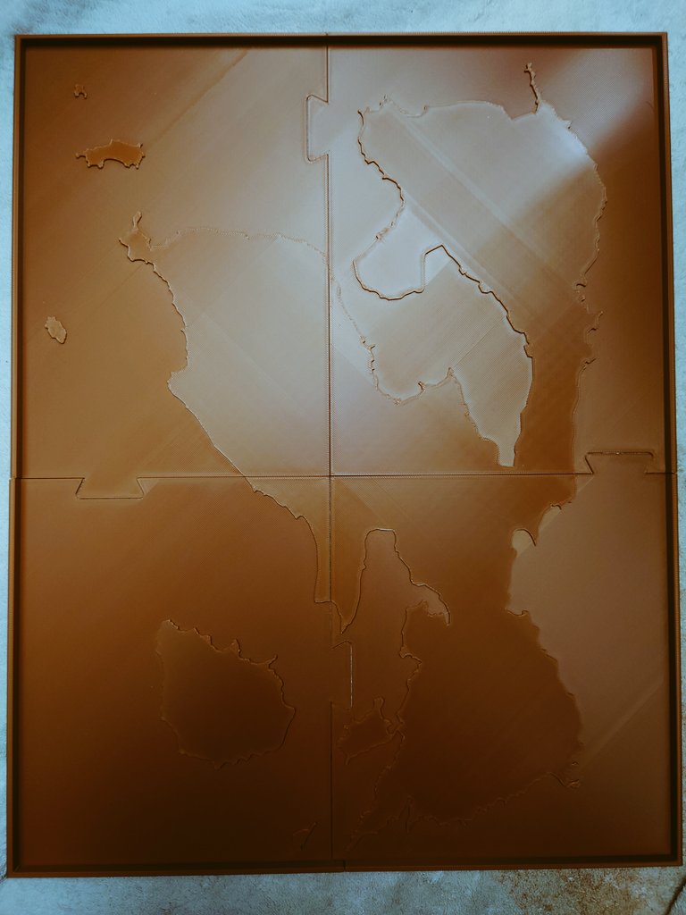 tasyumint3D's tweet image. ある依頼から島作りました。4〜50cmくらいあるので分割してます。3層構造で島の形に凹凸つくってるから上手くはまったときが気持ちいい！
地区で分けてパズルにするのも面白いかも
#3Dプリンター　#地形　#雑貨