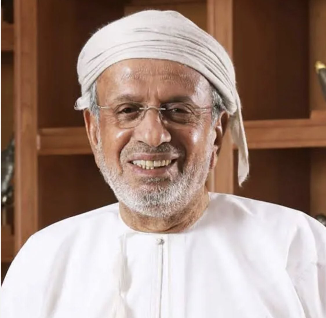 Khalifa_Alhinai's tweet photo. كُنتَ تُقدِّمُ ليومِ رَحيلِكَ لتلقَى اللهَ الذي يُضاعِفُ للمُنفقينَ أضعافًا مُضاعَفةً، وكُنتَ تُقرِضُ اللهَ الذي ذهبتَ إليهِ ليُوفِّيَكَ حِسابَك.
​وإنَّكَ خشيتَ أن تكونَ من الذين يَكنِزُونَ الذهبَ والفضةَ ولا يُنفقونَها في سبيلِ اللهِ، حتى لا يُكوَى بها جبهتُكَ وجَنبُكَ وظهرُكَ.
​بيَّضَ اللهُ وجهَك يا شيخَ العطاءِ يومَ تبيضُّ وجوهٌ وتسوَدُّ وجوهٌ، ونجَّى جَنبَك وظهرَك من النارِ، وكتبَكَ في عبادِهِ الفائزينَ بجنَّاتِ النعيمِ.

#سهيل_بهوان_في_ذمة_الله