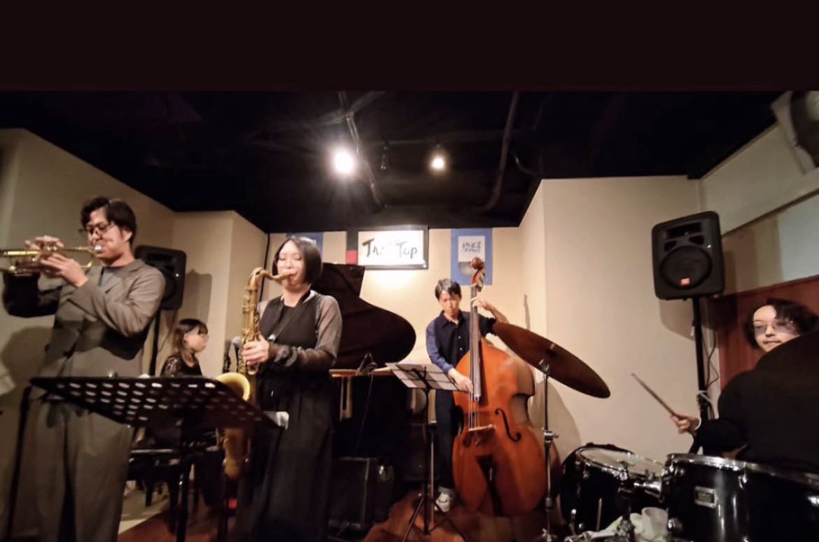 54_haruji's tweet image. 11/23(日) JAZZ CALABASH
Browntet
中田 博之(tp)
白瀬 晴花(ts)
藤川 幸恵(pf)
梅本 慈丹(ba)
村上 晃生(ds)

楽しすぎました！！！
先輩たちの演奏も聞けて最高です！
実行委員の皆様、お越しくださった皆様、
演者の皆様、ありがとうございました、
そしてお疲れ様でした！！