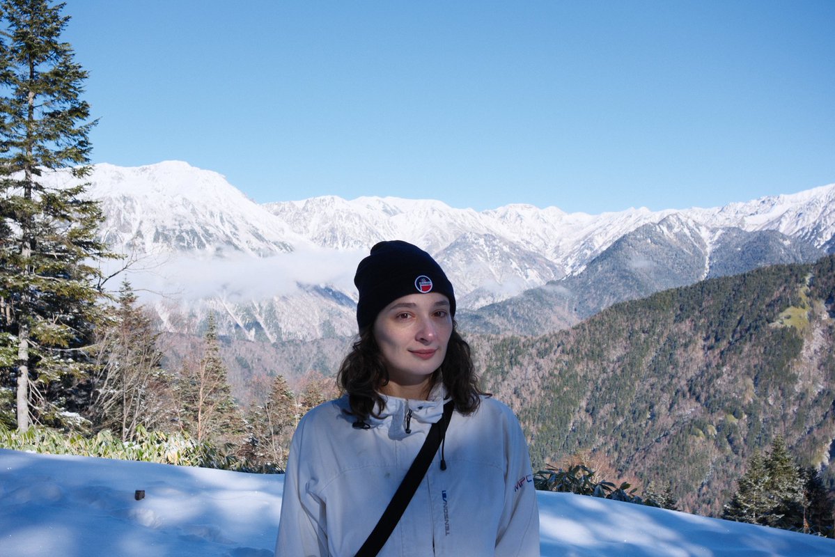 MimeOsen's tweet image. Jour 13 au Japon : courage de se lever à 6h45, météo atroce, et puis le miracle, le soleil semble apparaître à l’horizon. Bus de 40 minutes en rase campagne, queue pour le téléphérique, et nous voici à 2200 mètres d’altitude dans la neige, la tête au-dessus des nuages