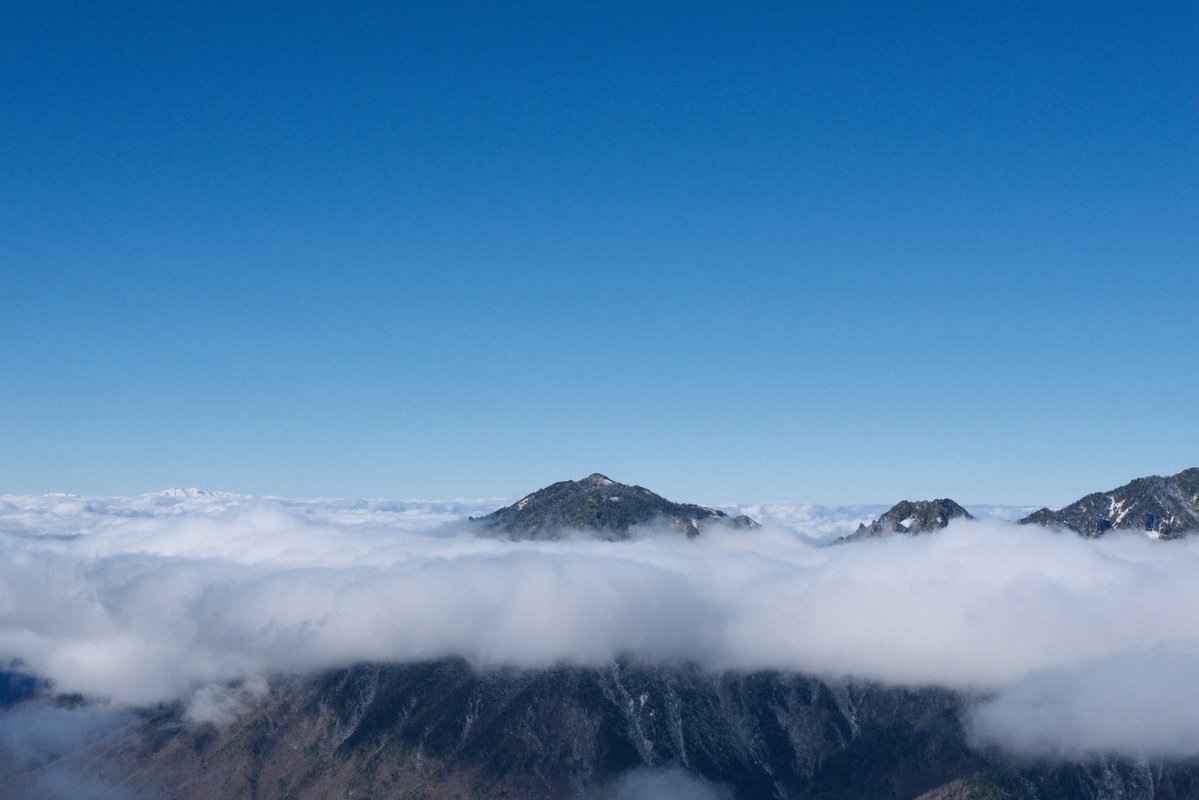 MimeOsen's tweet image. Jour 13 au Japon : courage de se lever à 6h45, météo atroce, et puis le miracle, le soleil semble apparaître à l’horizon. Bus de 40 minutes en rase campagne, queue pour le téléphérique, et nous voici à 2200 mètres d’altitude dans la neige, la tête au-dessus des nuages