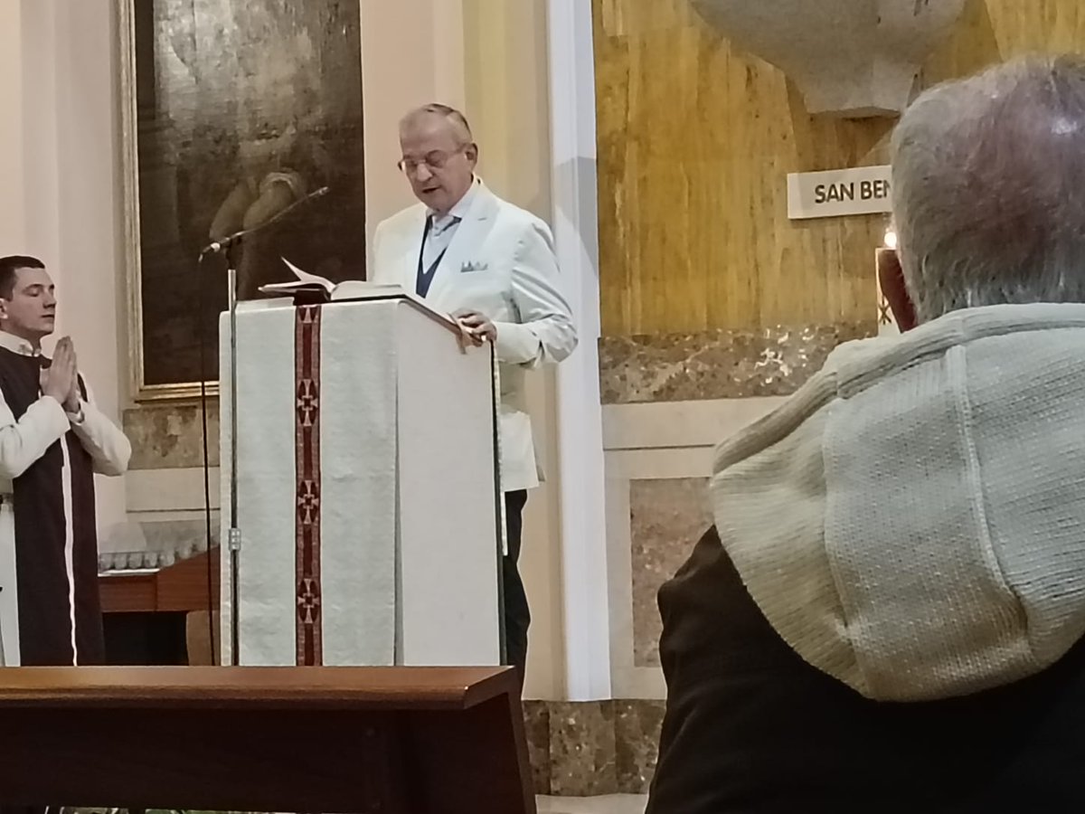 Hoy, festividad de #CristoRey, en la Santa Misa celebrada por los <a href="/heraldosesp/">heraldosdelevangelio</a> en Madrid.
En el Altar, de acólito, mi hijo Antonio Mª Pío Pérez-Roldán Martínez (que lleva el nombre en recuerdo de mi abuelo, mártir por Dios y por España).
La segunda lectura la realicé yo.