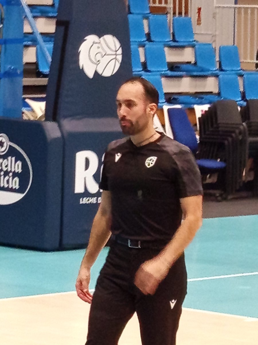 Arbitro de Lugo pitando encontra del equipo de la casa <a href="/EnsinoLugoCB/">Ensino Lugo</a> 
Vean bien su cara. 
#arbitro #basketball