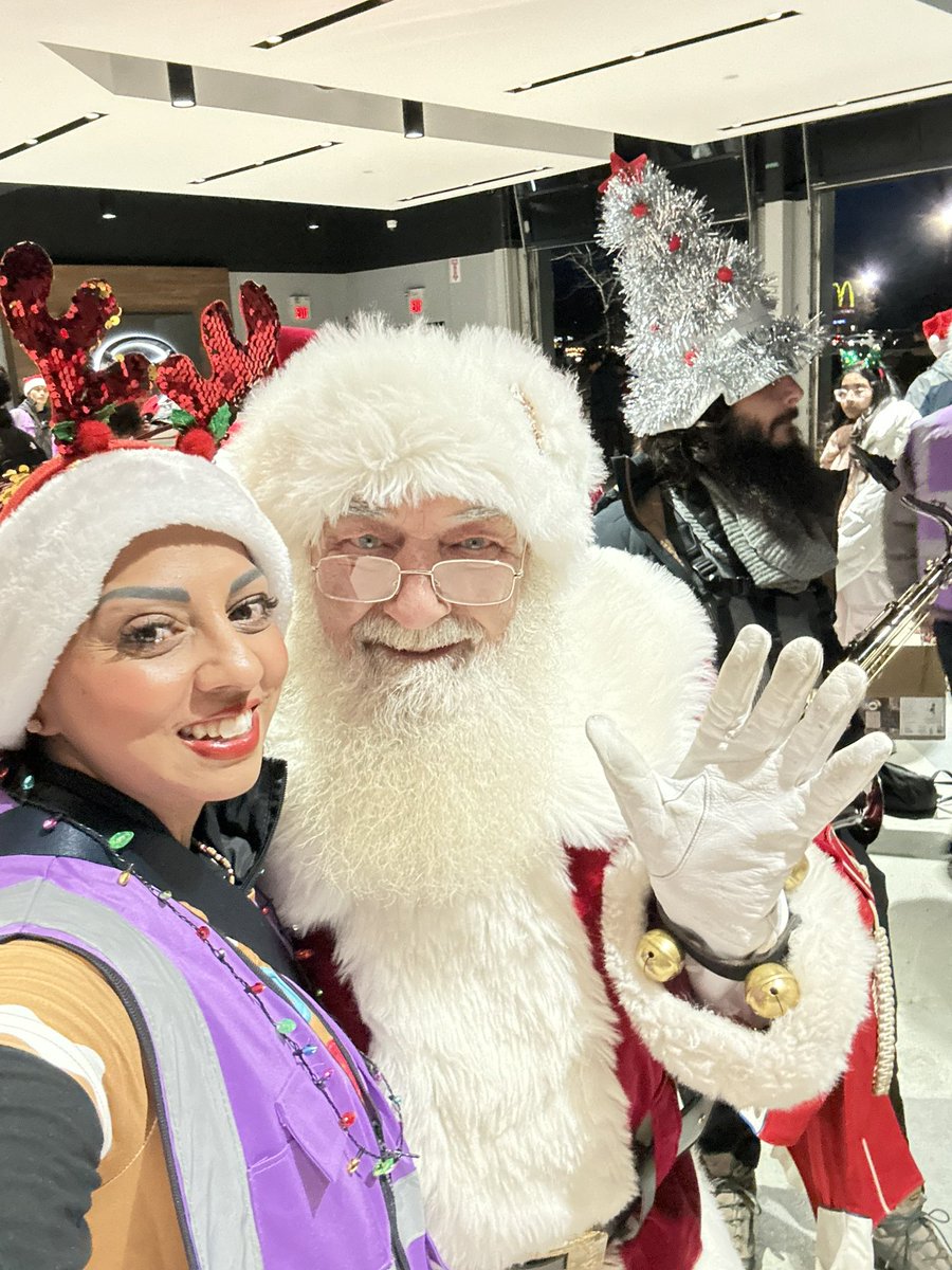 lisapatel01's tweet image. Another Santa Claus Parade in the books! 🎅✨
Grateful to volunteer for this special event and come together with friends, colleagues and the community. 
Nothing beats seeing our community come alive with lights, music, and holiday magic. 
#AjaxSantaClausParade #AjaxEvents