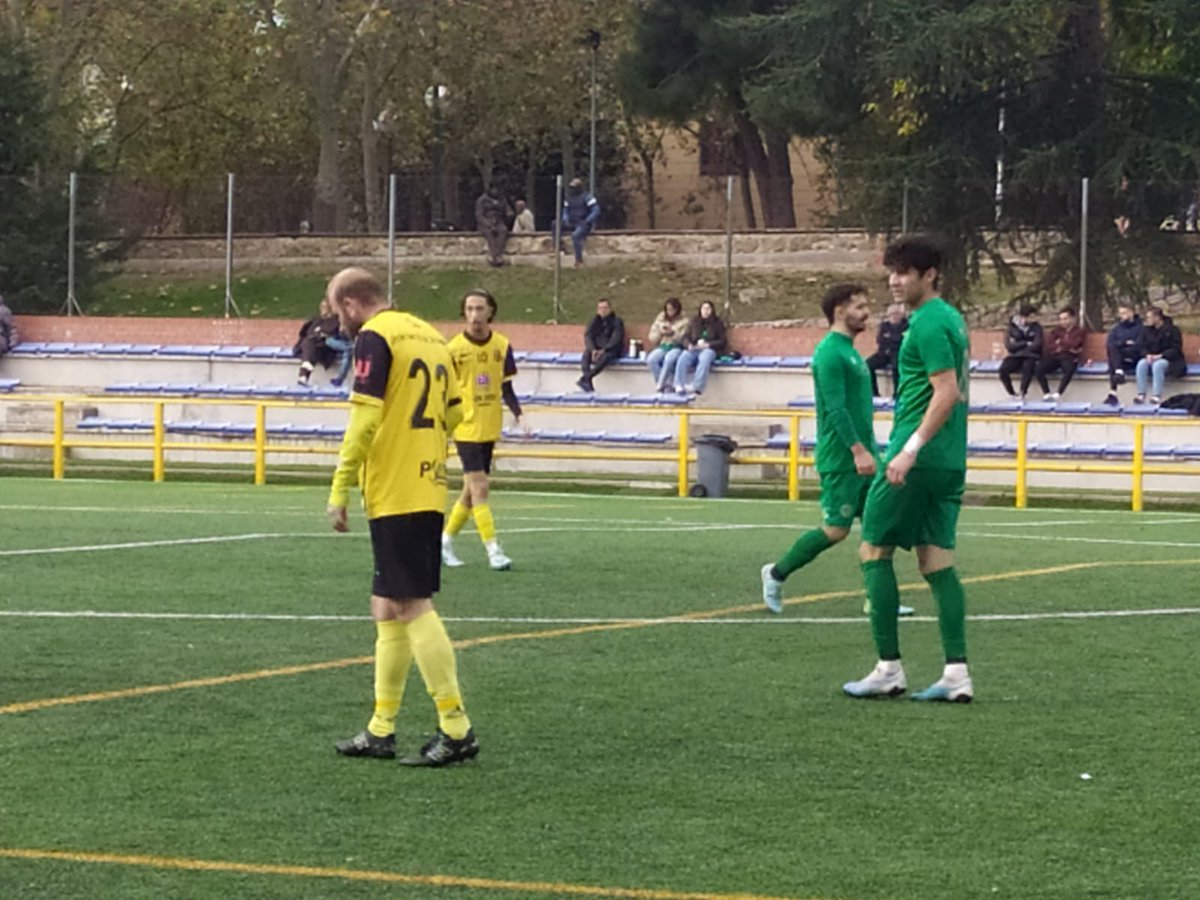 En un mítico campo como es el Navarra en #Alcobendas en PRIMERA AFICIONADO jornada 11 GRUPO 2 <a href="/sporting6diciem/">Sporting6dediciembre</a> 4-<a href="/AD_El_Pardo/">AD El Pardo</a> 3
Expulsiones, incidencias etc 🥴
Ser arbitro en estás categorías es sin duda deporte de riesgo 🤕
<a href="/Balon_Tierra/">𝔹𝕒𝕝𝕠́𝕟 𝔸 𝕋𝕚𝕖𝕣𝕣𝕒 ⚽</a> <a href="/FutbolAlcoSanse/">Fútbol AlcoSanse</a> <a href="/TerceraPrefMad/">Fútbol de Madrid</a>