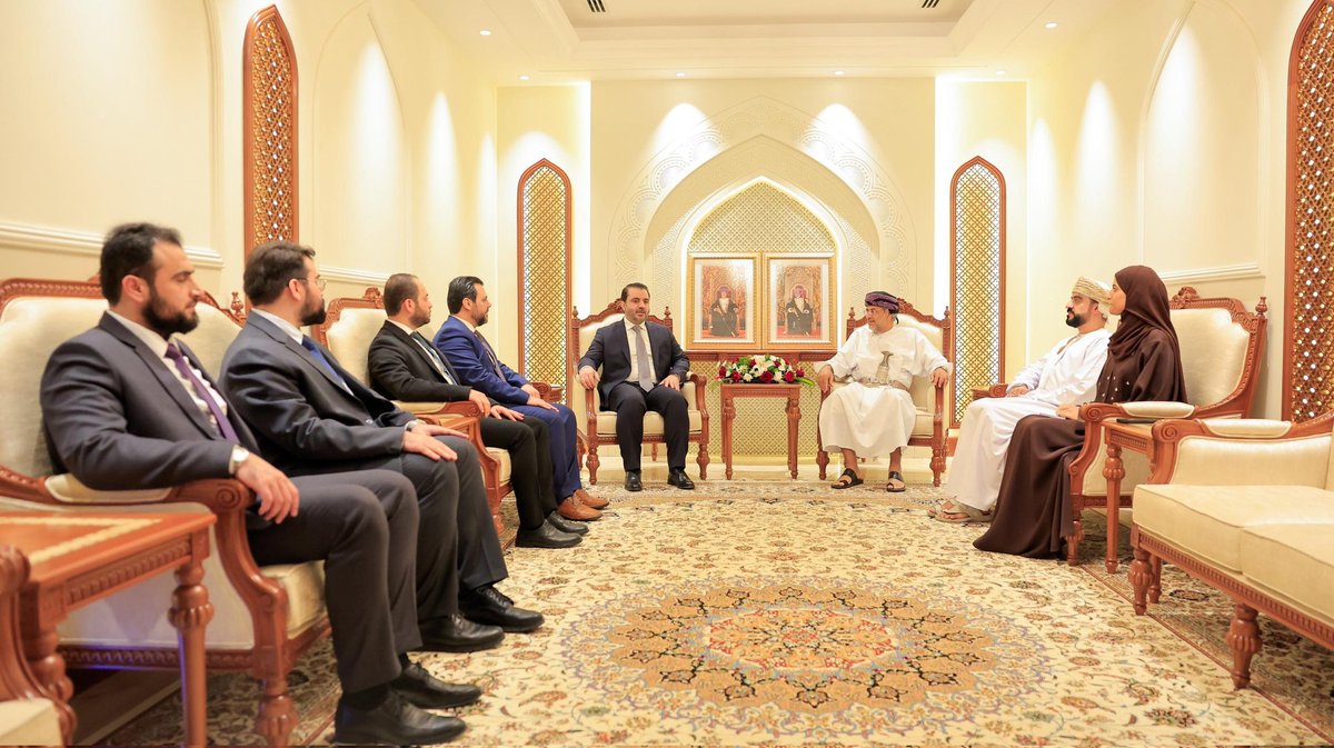 اجتمع وزير الخارجية والمغتربين السيد أسعد حسن الشيباني مع وزير الاقتصاد الدكتور سعيد بن محمد الصقري، وذلك خلال زيارته الرسمية إلى العاصمة العمانية مسقط.
وبحث الجانبان خلال اللقاء آفاق تعزيز التعاون الاقتصادي والاستثماري بين البلدين، ولا سيما في مجالات التجارة والطاقة والقطاعات