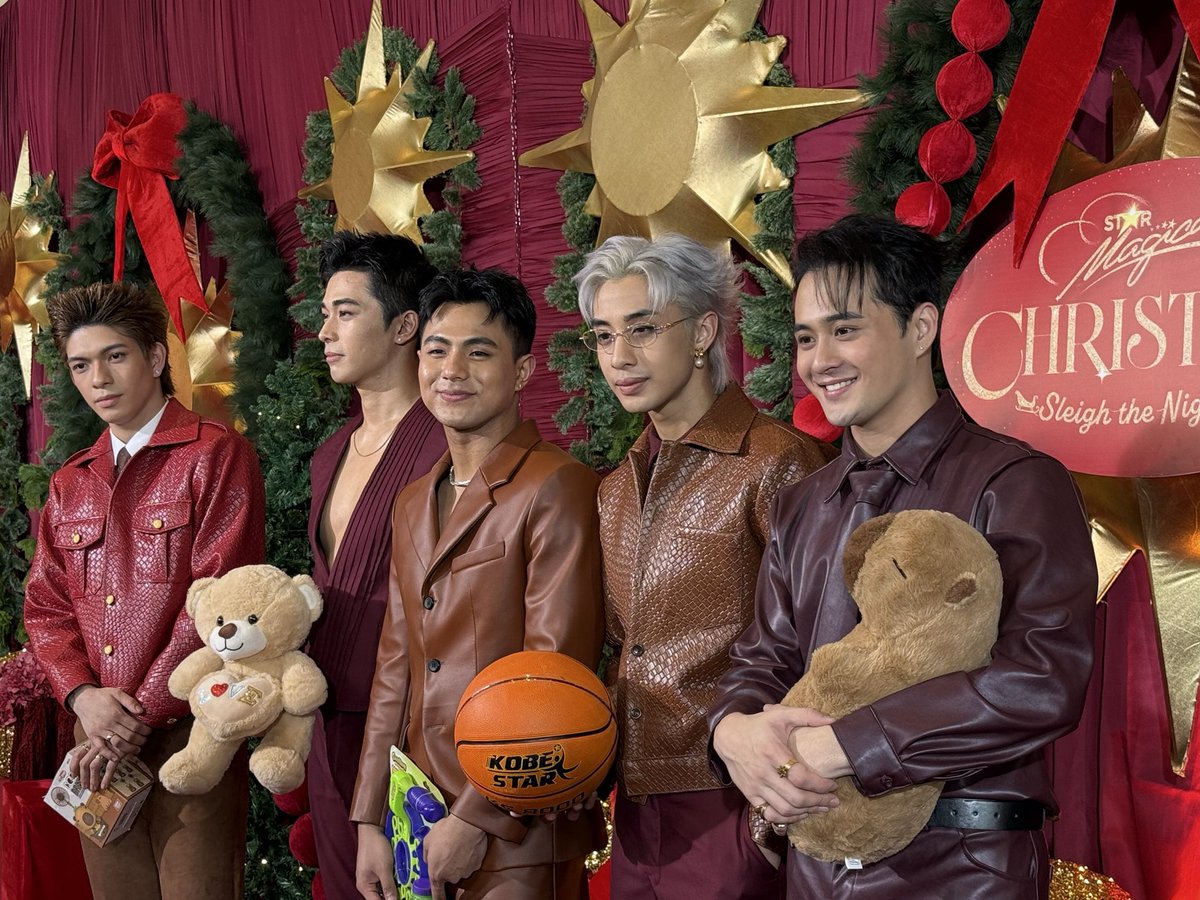 inquirerdotnet's tweet photo. NANDITO NA ANG MGA POGI 😍

LOOK: Enchong Dee, Sam Milby, P-pop boy group BGYO, and Jarren Garcia were a handsome sight while walking on the red carpet of the Star Magical Christmas gala. | @HMallorcaINQ https://t.co/WUOLDw8GUk
