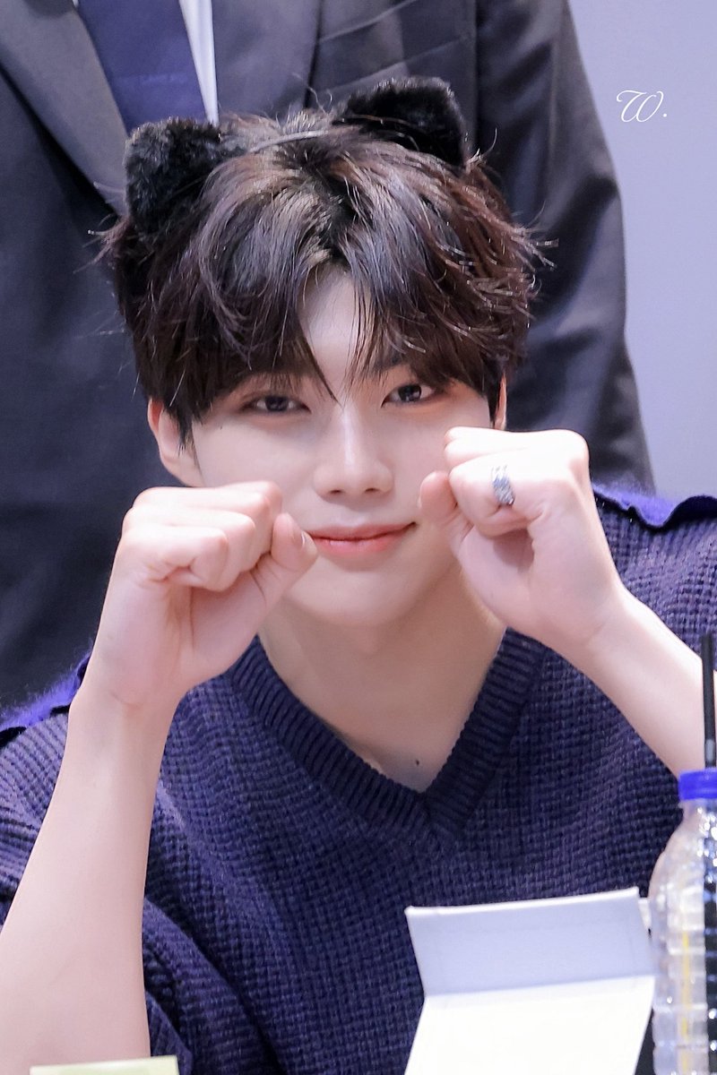 251015 고양이 쨘 🐱

#박건욱 #PARKGUNWOOK #パクゴヌク #제로베이스원 #ZEROBASEONE #ZB1